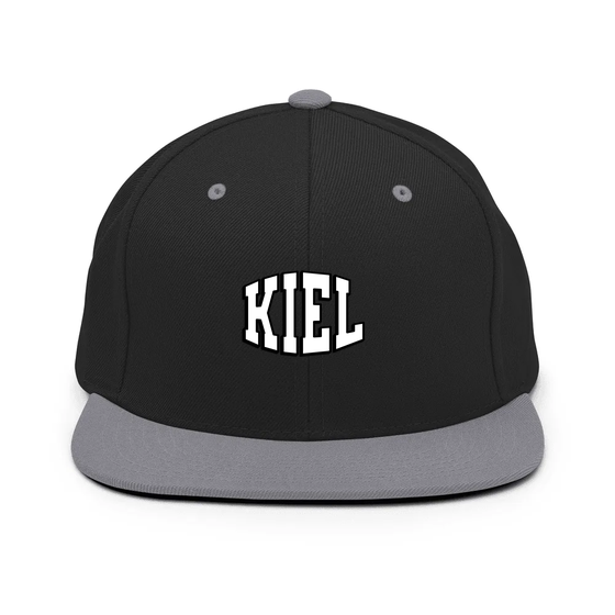 Kiel Cap mit Varsity1-Design (Schwarz/ Silber)